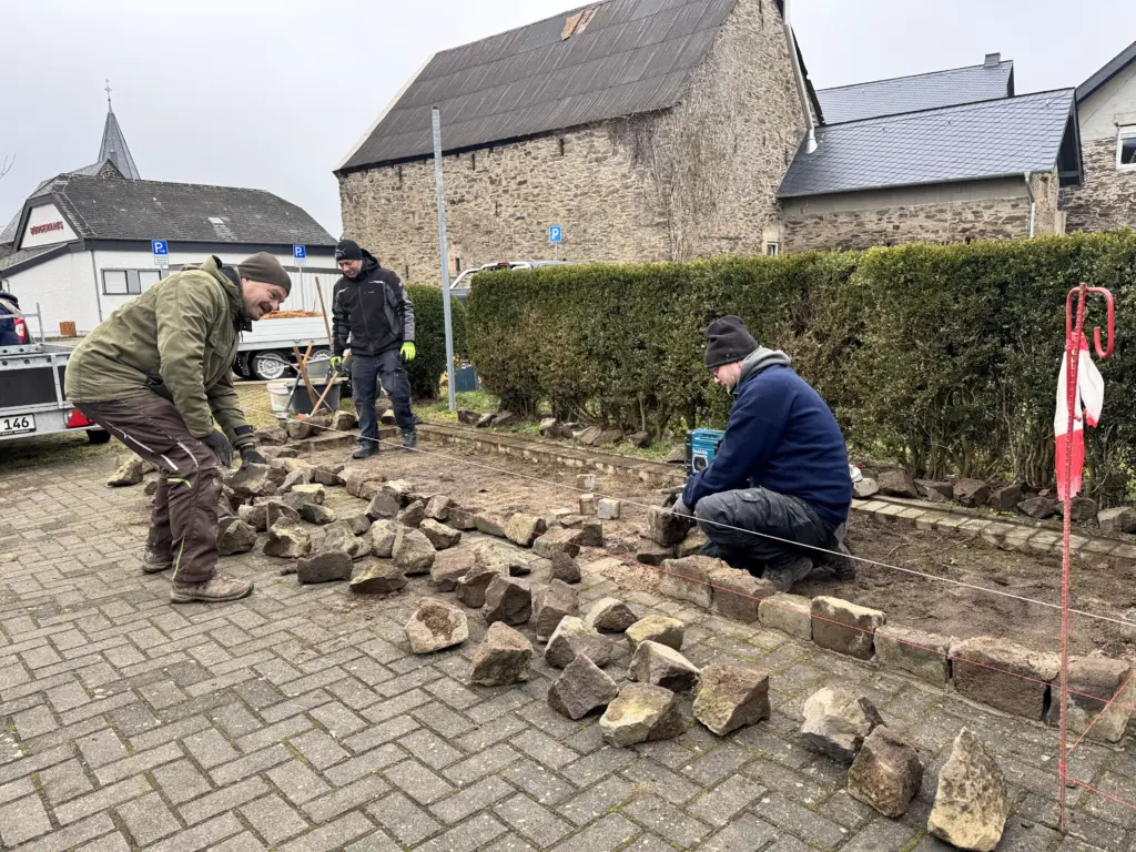 Grünes Dorf - ein Blumenbeet entsteht aus Bruchsteinen - gemeinsames Projekt der Bürger von Kaan im Winter 2024-2025