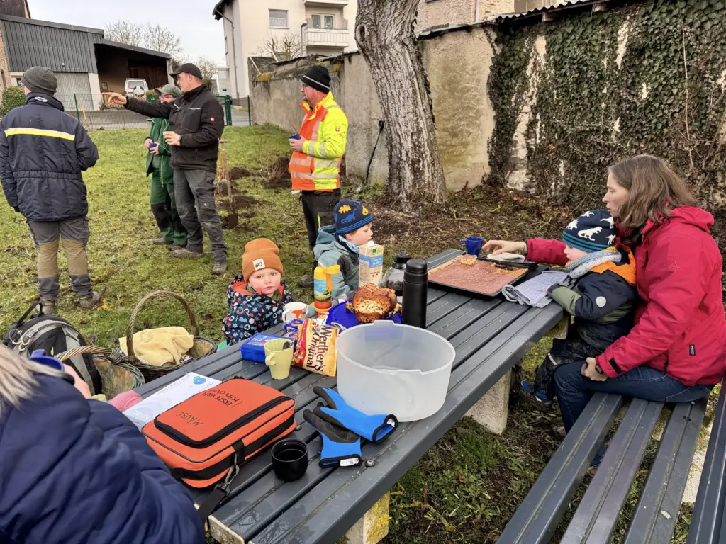 Pflanzaktion im Rahmen des Wettbewerbs Grüne Stadt Grünes Dorf 2024