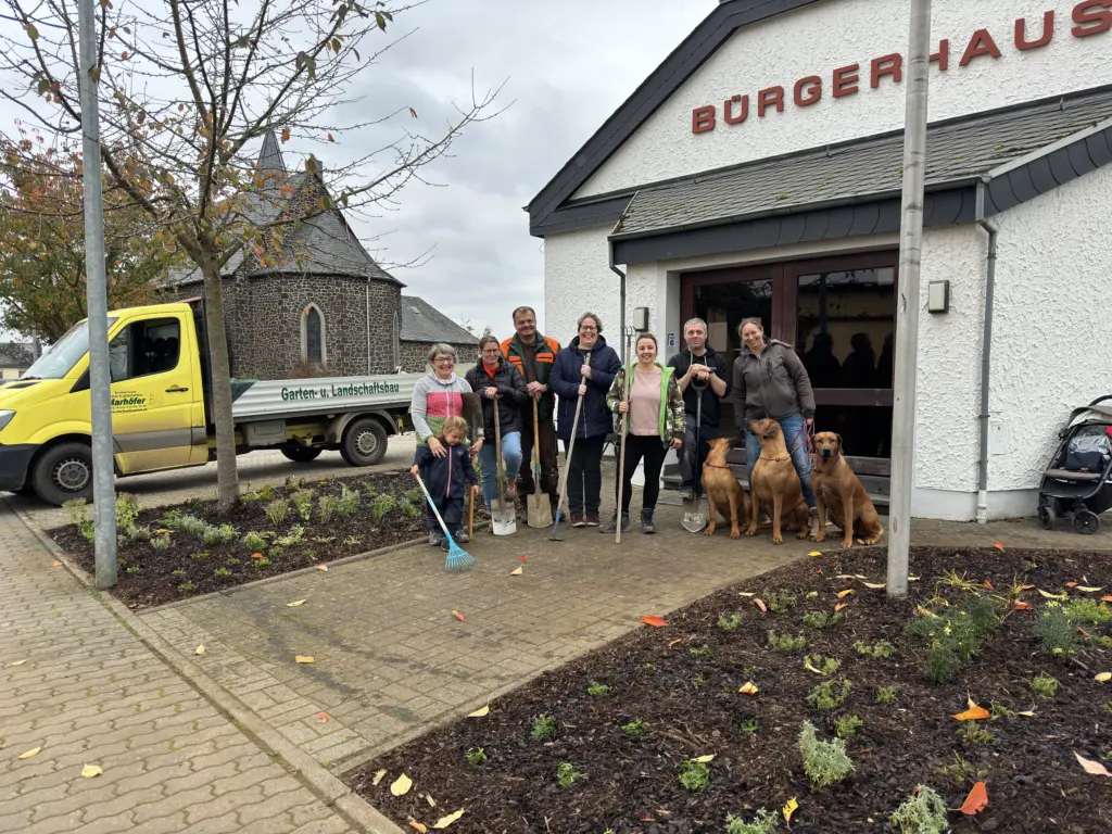 Dorfgemeinschaft Kaan bei der Pflanzaktion für neue Staudenbeete vor dem Bürgerhaus