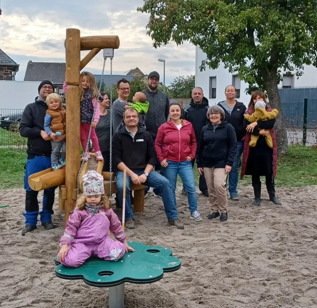 Gemeinsame Aktion von Familien aus Kaan zur Aufwertung des Spielplatzes in Polch.