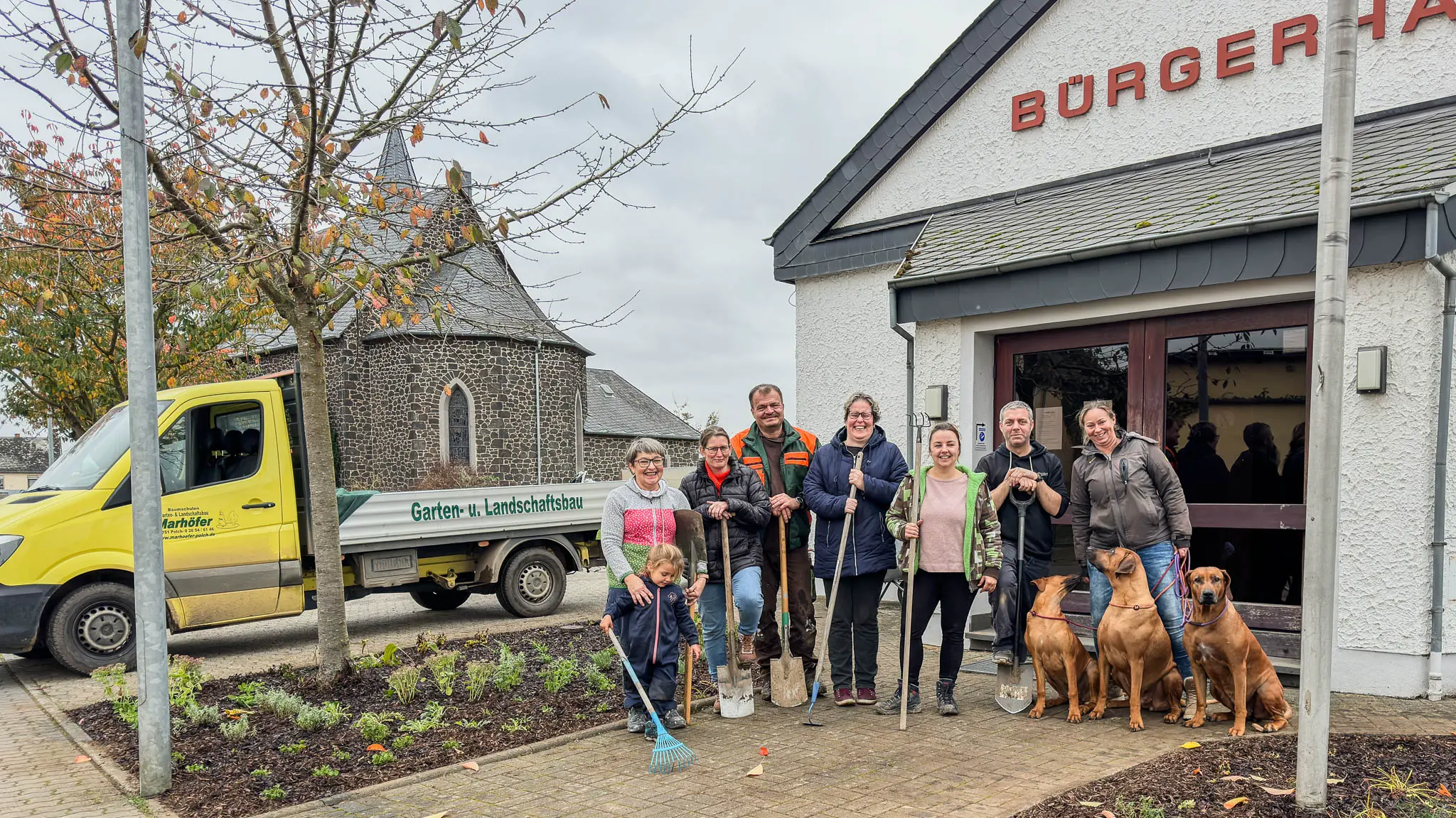 Kaan blüht auf: Dorfgemeinschaft gestaltet die Ortsmitte neu und setzt starkes Zeichen für Biodiversität