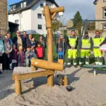 Gemeinsame Aktion von Familien aus Kaan zur Aufwertung des Spielplatzes in Polch.