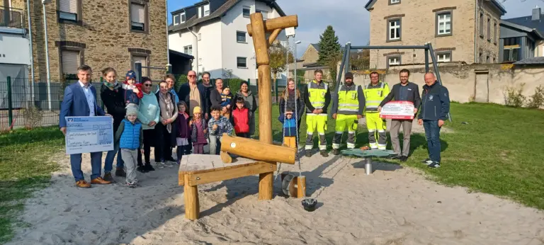 Gemeinsame Aktion von Familien aus Kaan zur Aufwertung des Spielplatzes in Polch.